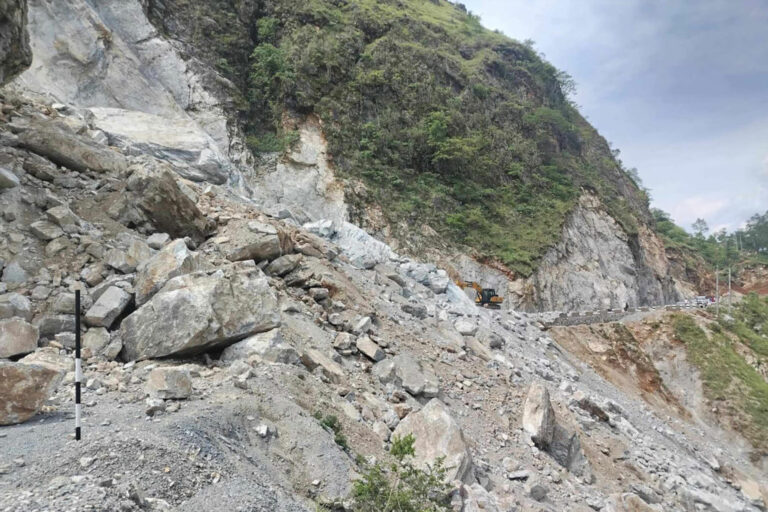 भारी वर्षाका कारण कर्णाली प्रदेशका प्रमुख राजमार्ग अवरुद्ध