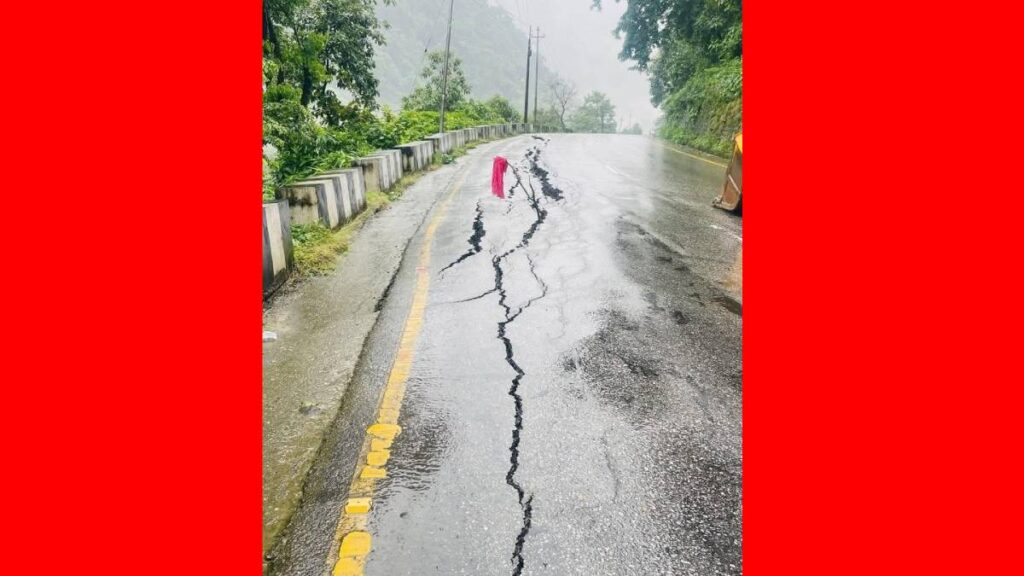 सिमलतालमा त्रिशूलीको कटानले सडक भासियो