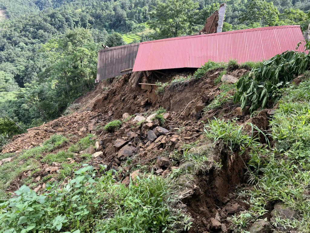 अविरल वर्षाले बेथानचोकमा दुई घर र गोठमा क्षति